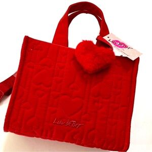 ❤️NWT-BETSEY JOHNSON, LUV BETSEY
RED QUILTED HEART TOTE WITH FUR BALL KEYCHAIN❤️
